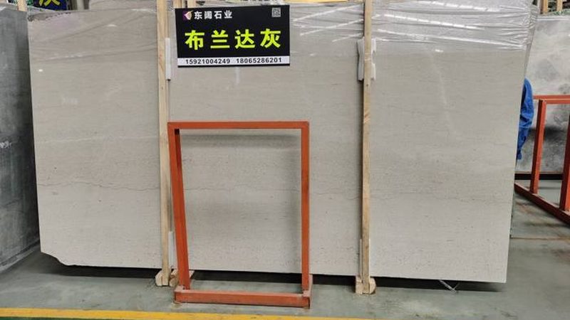 在选购花岗岩餐桌时，应注意以下几点：